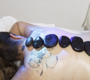 Massagem com pedras quentes e bambu